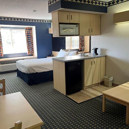 Days Inn & Suites By Wyndham Hutchinson Zewnętrze zdjęcie