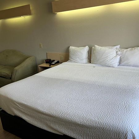 Days Inn & Suites By Wyndham Hutchinson Zewnętrze zdjęcie