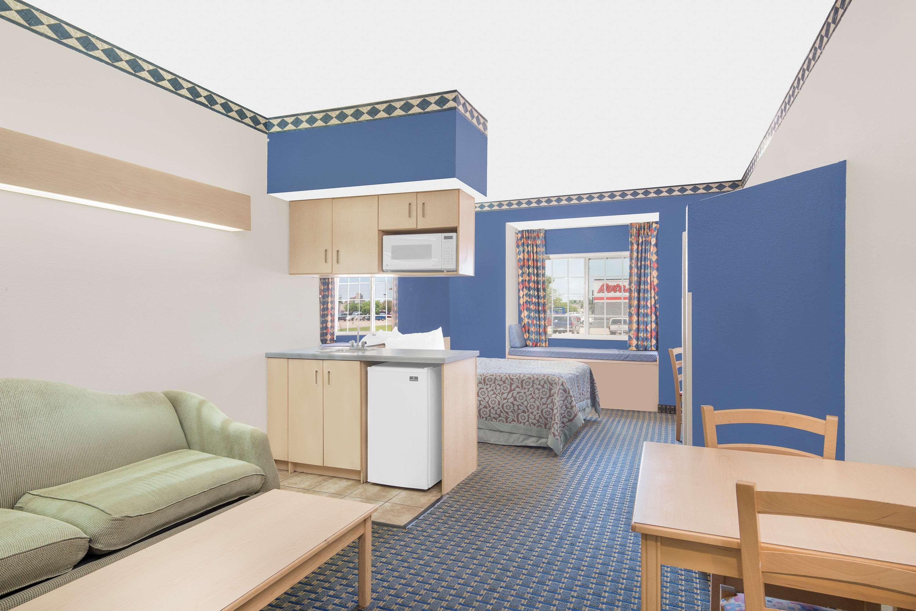 Days Inn & Suites By Wyndham Hutchinson Zewnętrze zdjęcie
