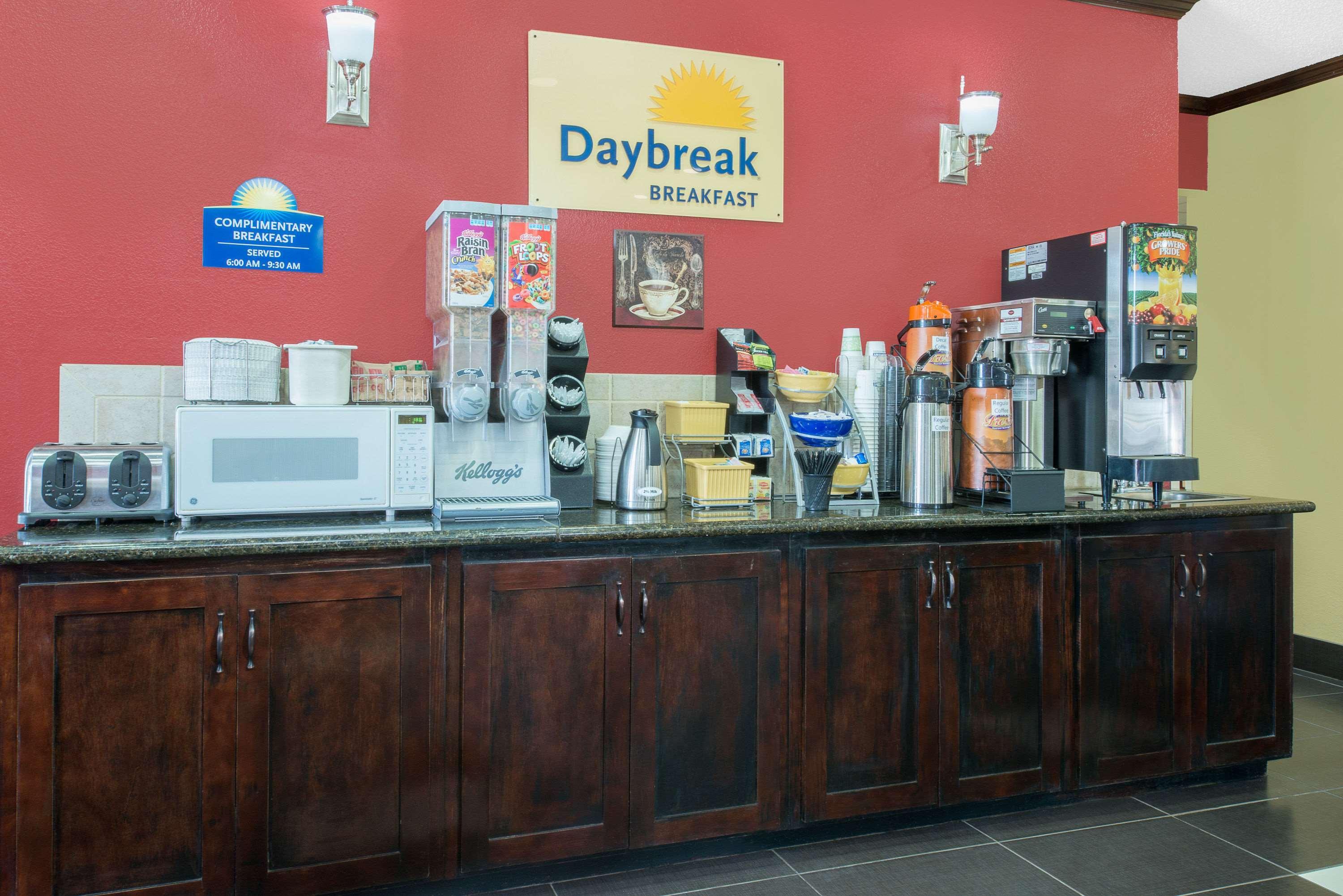 Days Inn & Suites By Wyndham Hutchinson Zewnętrze zdjęcie
