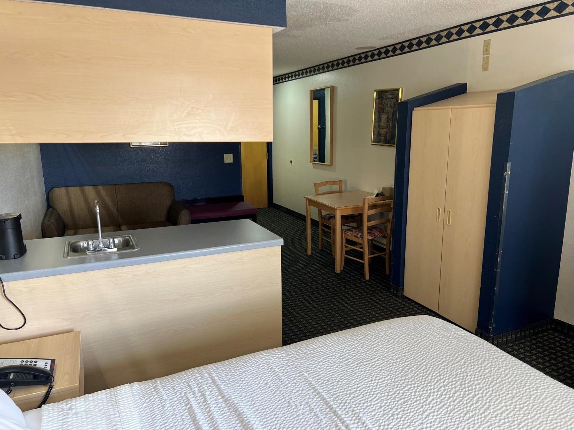 Days Inn & Suites By Wyndham Hutchinson Zewnętrze zdjęcie