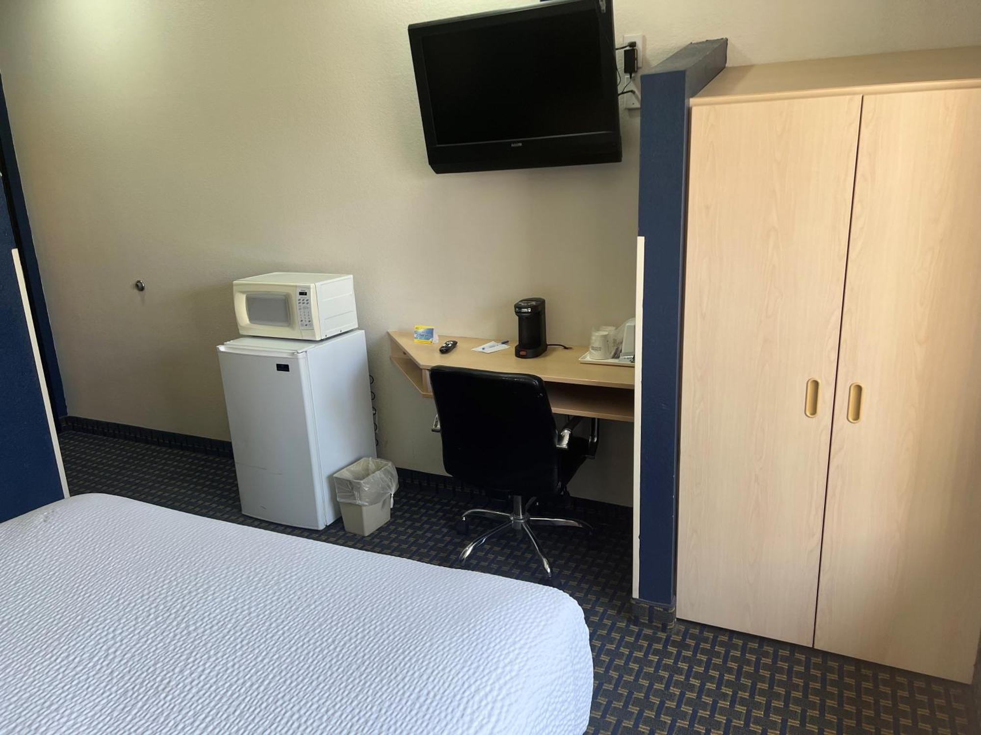 Days Inn & Suites By Wyndham Hutchinson Zewnętrze zdjęcie