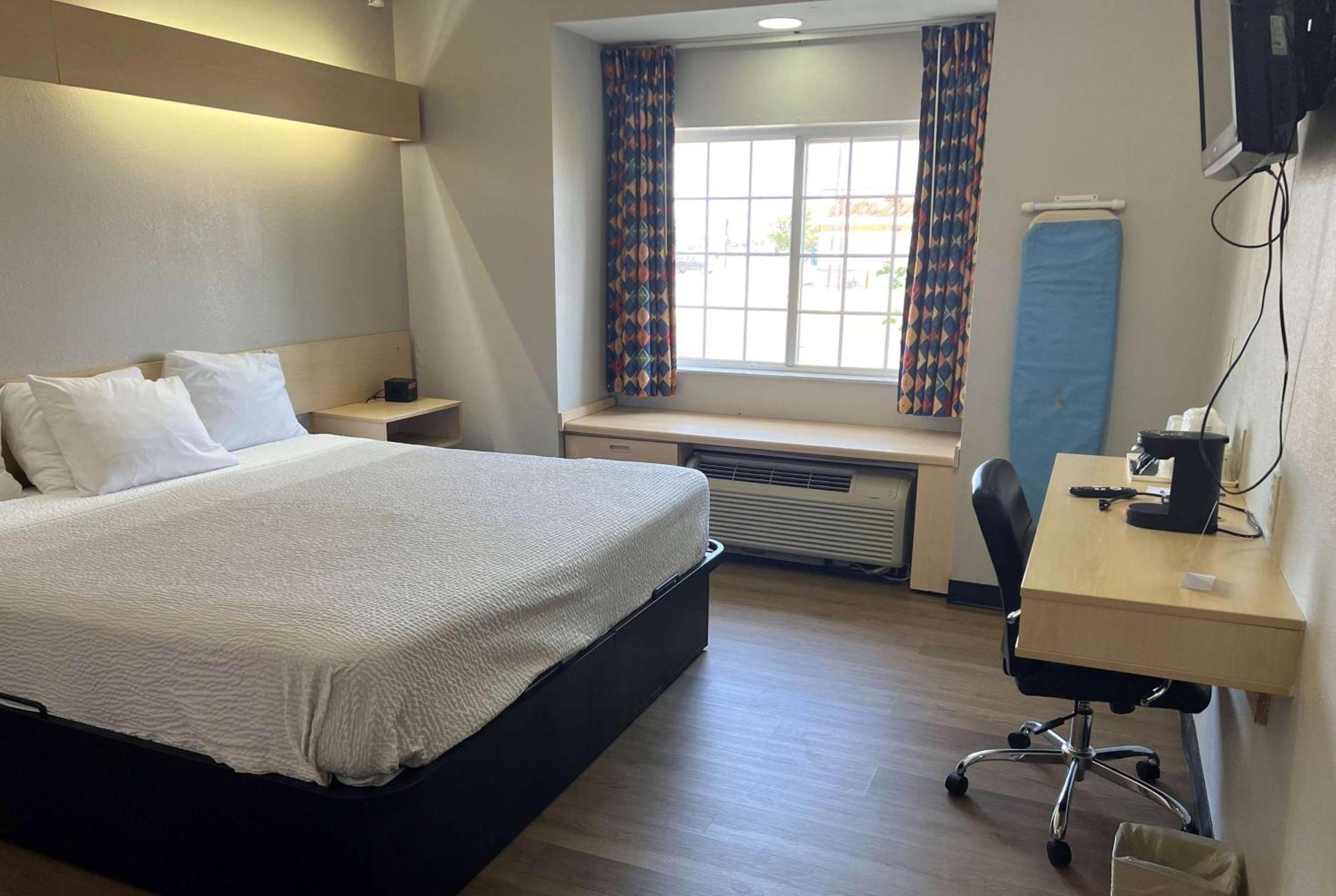 Days Inn & Suites By Wyndham Hutchinson Zewnętrze zdjęcie