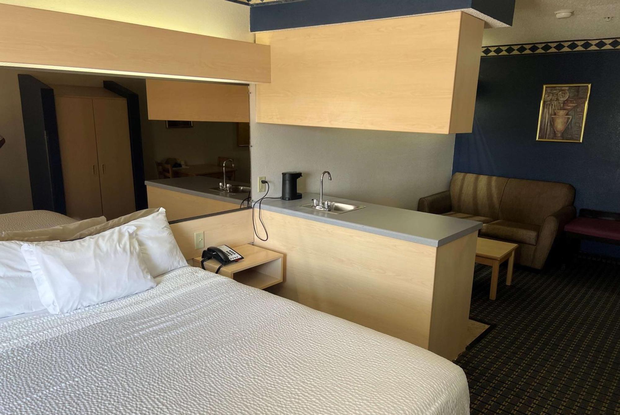 Days Inn & Suites By Wyndham Hutchinson Zewnętrze zdjęcie
