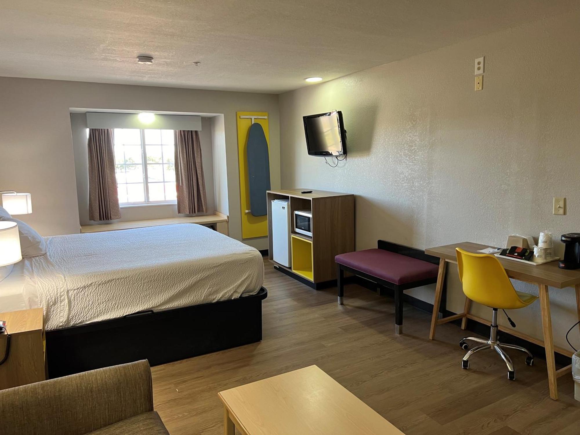 Days Inn & Suites By Wyndham Hutchinson Zewnętrze zdjęcie