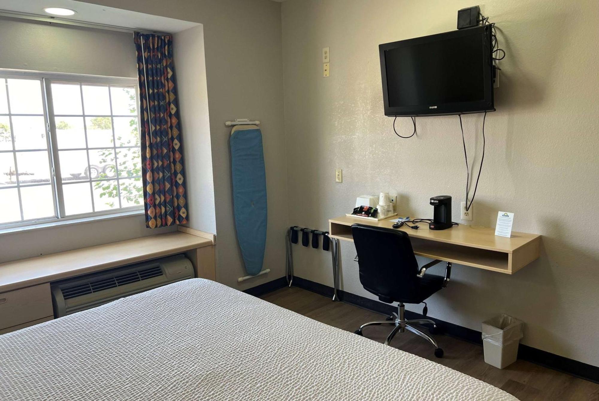 Days Inn & Suites By Wyndham Hutchinson Zewnętrze zdjęcie