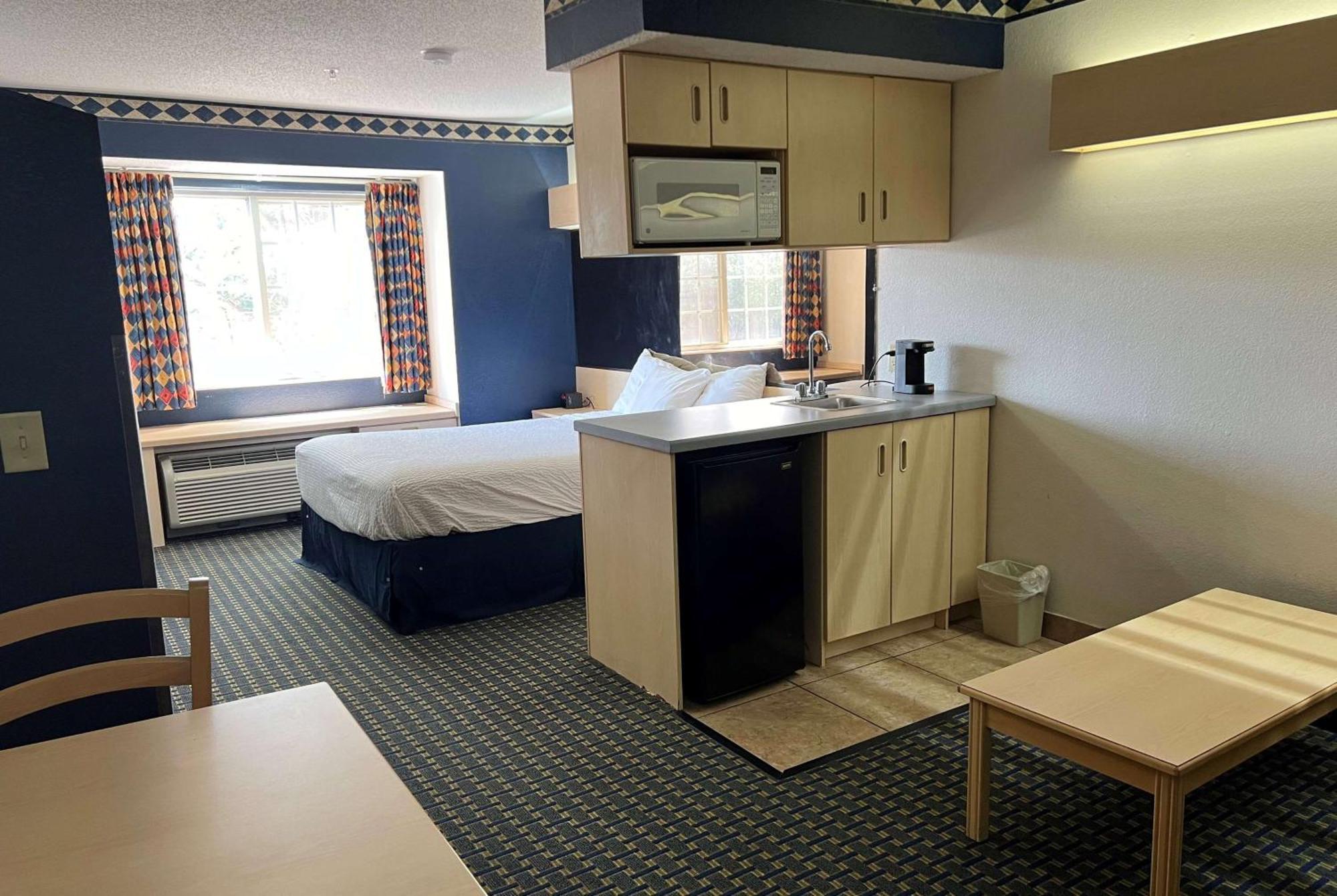 Days Inn & Suites By Wyndham Hutchinson Zewnętrze zdjęcie