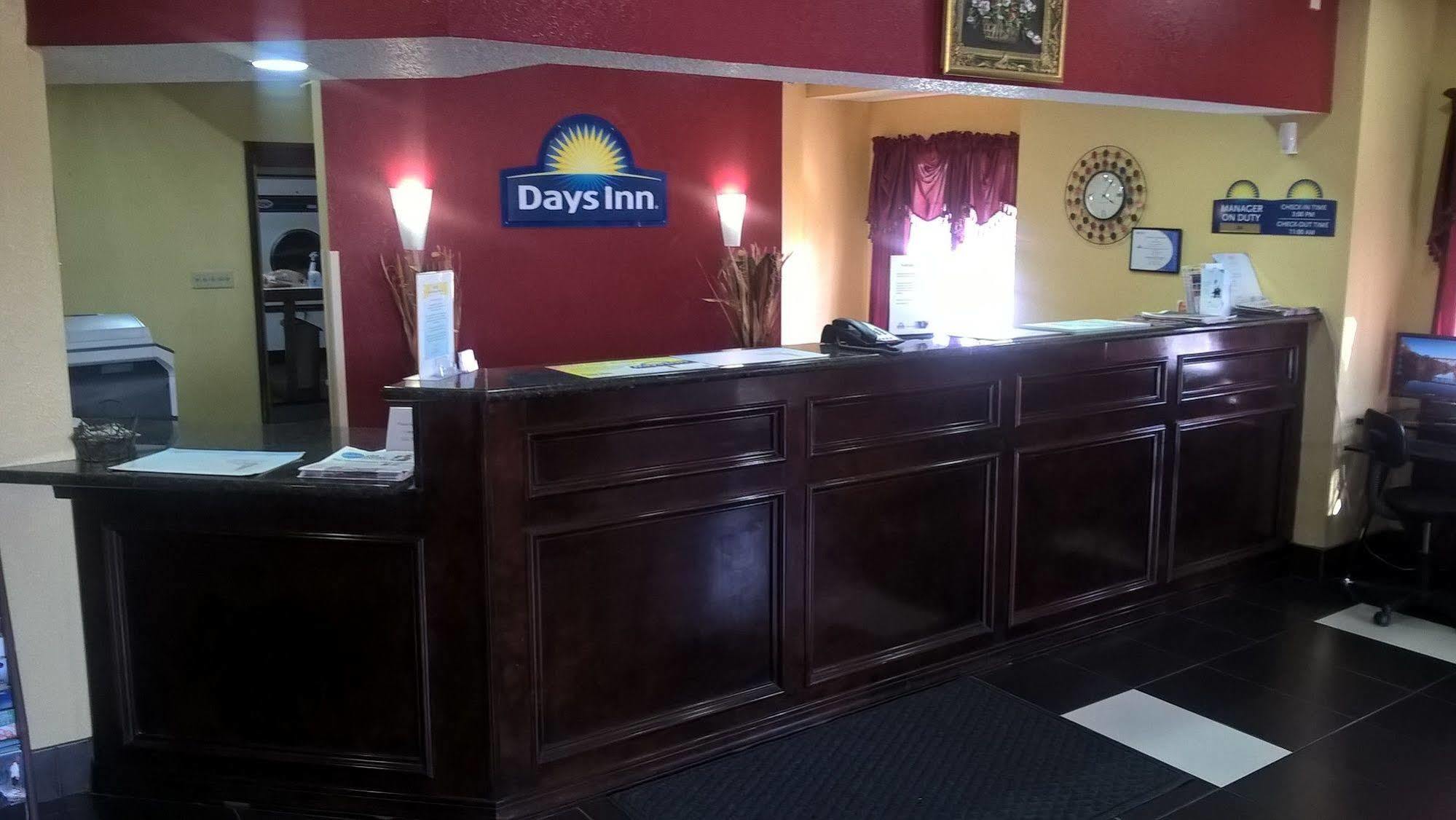Days Inn & Suites By Wyndham Hutchinson Zewnętrze zdjęcie